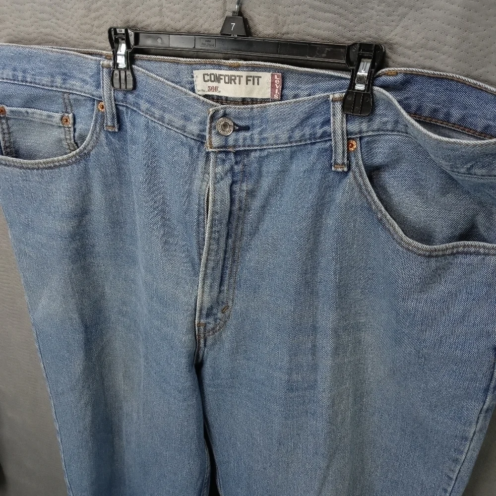 Levi's men's 550 comfort fit blue jeans. Sz 42x30. Rise 14